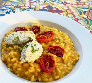 Scopri di più sull'articolo RISOTTO MANTECATO CON CREMA DI CAROTE ARROSTITE, CAGLIATA DI CANAPA, POMODORINI CONFIT (VEGANO, SENZA GLUTINE)