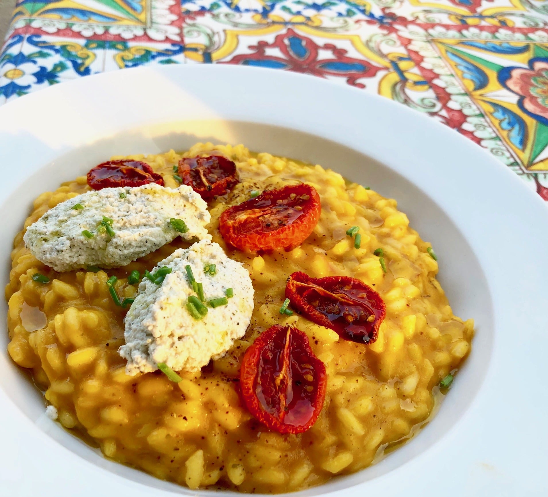 Al momento stai visualizzando RISOTTO MANTECATO CON CREMA DI CAROTE ARROSTITE, CAGLIATA DI CANAPA, POMODORINI CONFIT (VEGANO, SENZA GLUTINE)