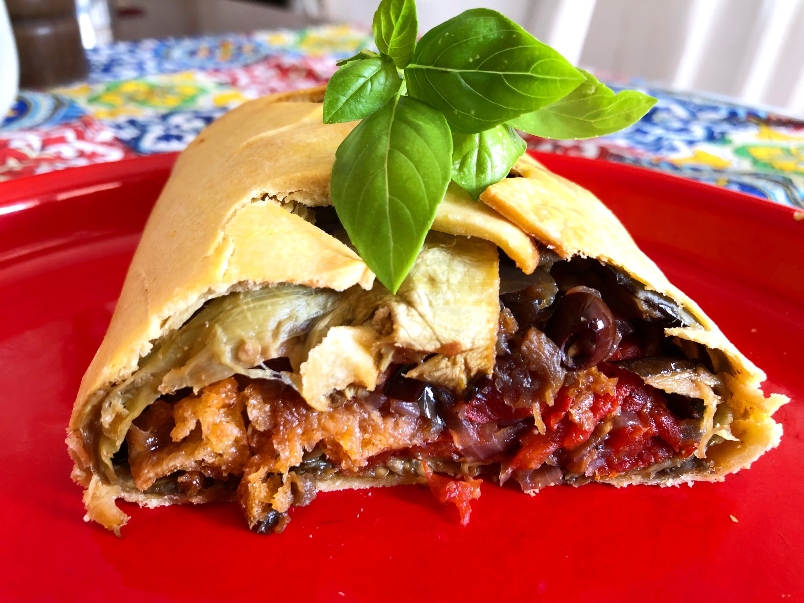 Scopri di più sull'articolo ROTOLO NOR(D)MANNO con melanzane, cipolle, pomodori, olive e capperi (vegano)