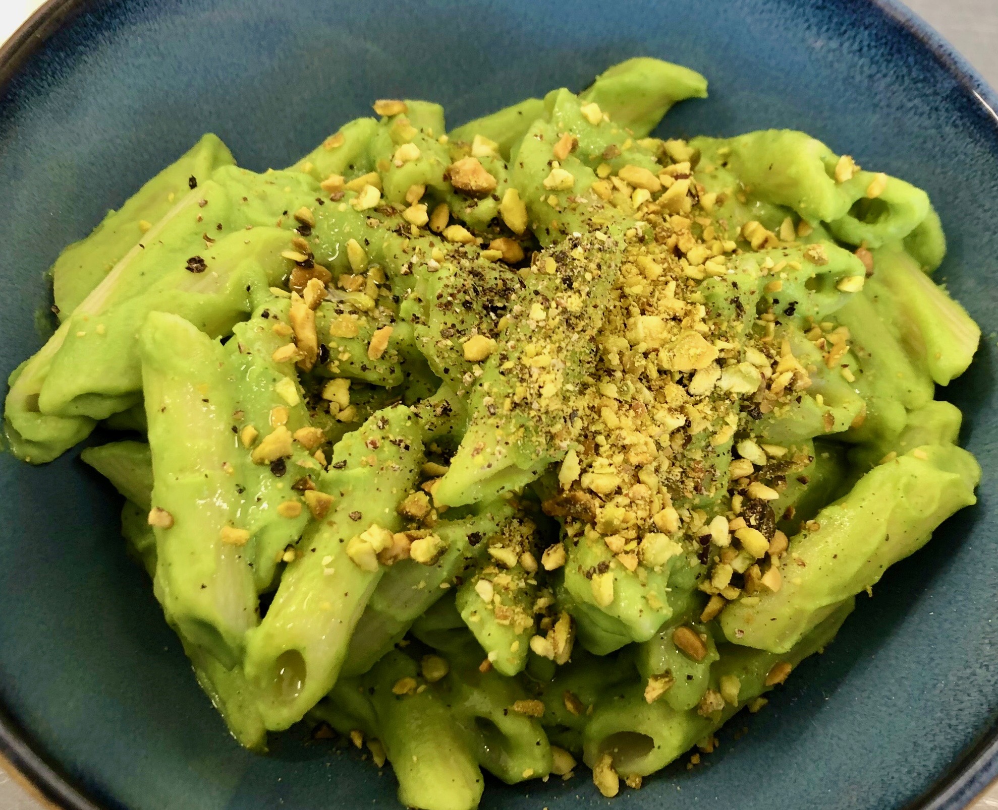 Scopri di più sull'articolo PENNE CON CREMA DI PISELLI, MENTA E LIMONE (VEGANO)